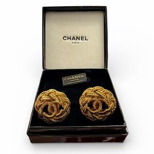 CHANEL CC Vintage Gold Clip-on Earrings Excellent Condition